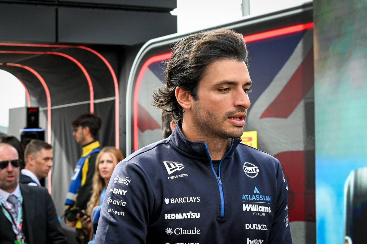 CSainzNews_'s tweet photo. 🇬🇧 That L'Oréal ambassador role fits him so well 💇‍♂️

📷 alamy

#BritishGP | #CarlosSainz https://t.co/W8gCTv4Yvb