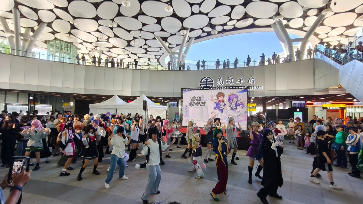 Keroro_3's tweet photo. 高雄動漫城 2026年7月場活動的第二天,下午四點隨機舞蹈活動。每個月都會舉辦一場活動,這次活動場地在高雄車站B1層的中央廣場。
#高雄動漫城 #KACG #WingStage #ウィングステージ #高雄車站 #高雄駅 #KaohsiungStation #高雄 #Kaohsiung #cosplay https://t.co/tXomDcKHws