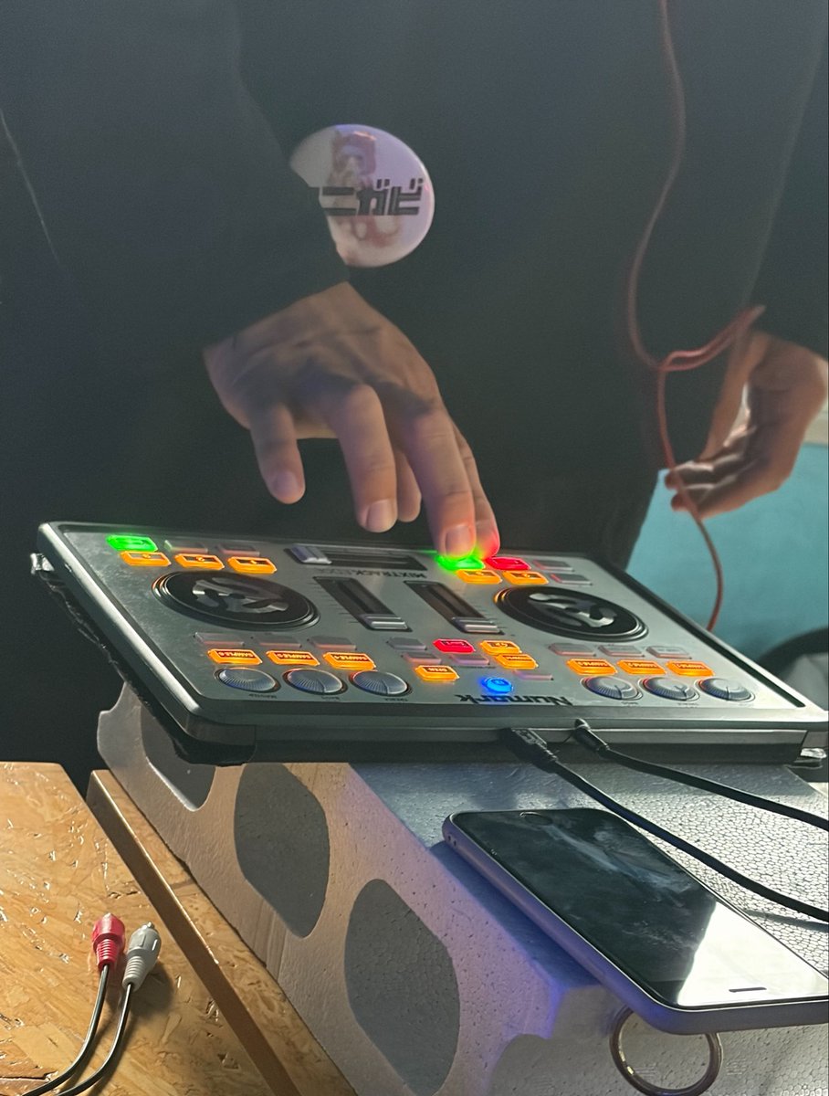 MinakoshiRei's tweet photo. ありえない機材でDJしている https://t.co/BdqQ7sYxsE