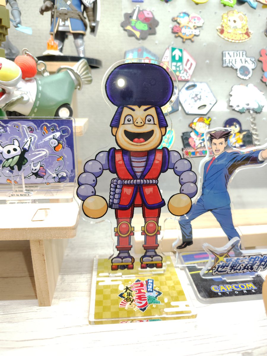 uruoi_chan's tweet photo. 「がんばれゴエモン大集合！」届いた！
アニメイトで買ったのでインパクトのアクスタ付いてた〜。結構デカい！

裏面が内部図になってて面白い。
コックピット以外のイメージ薄いから頭に部屋あるの知らなかったw https://t.co/2yasdrH9w4