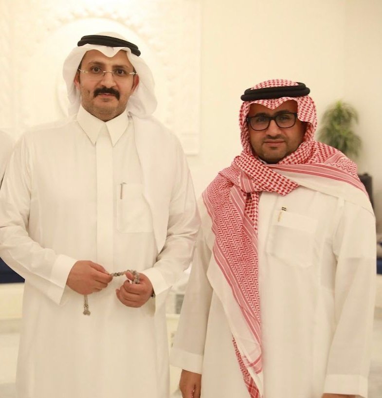 ahmadalfadhil's tweet photo. @almzn3e
انصدع في الروح شرخٌ لا يلتئم، وانطفأ قنديلٌ كان يضيء دروبنا بصمت. رحل عن عالمنا أخي وصديقي حسن المزنعي، رحمه الله، مخلّفاً وراءه فراغاً موحشاً لا يدركه من لا يعرفه.

عرفته منذ عام ٢٠١٤، كان حسن نسيجاً وحده بين الرجال، كريم الروح، سخي اليد، عفيف اللسان، سمح الخاطر، كأنما جُبل قلبه على تصفية الكلمات قبل أن تنطق بها شفتاه. كان يلقى الحياة بابتسامةٍ تفيض بحياء الكبار، أولئك الذين أدركوا بيقينٍ أن اللطف دينٌ يُؤدى في السر والعلن.

لا يزال أثره حياً ينبض في جنبات المجموعات في وسائل التواصل الاجتماعية التي أرسى دعائمها من سنوات طوال، حيث يتداول أصدقائه وزملاؤه ورفاق دربه في مجالات التقنية والملكية الفكرية ذكره اليوم بوفاءٍ يستحقه.

في أيام أقامتي بدبي، كان صوته حُزمة رسائل أهل، محملاً بالسلام والاهتمام معه أخبار  تطور الأنظمة وتحديثات الملكية الفكرية. وفي كل مرةٍ أزور الرياض، كان يستبق اللقاء بشوقٍ لا يعرفه إلا الأنقياء، كان حاضراً دوماً بحماس العارفين، أولئك الذين تتسع صدورهم للفرح بنجاحات الآخرين وكأنها نجاحاتهم.
كان نموذجاً حياً للإنسان الذي يعبر دروب الحياة فلا يكسر خاطراً، ولا يخدش روحاً، و يزرع في كل خطوةٍ أثراً جميلاً يفوح شذاه من بعده.

واليوم يمضى.. بوقار النبلاء وصبر الصالحين، إلى رحاب ربٍ رحيم، في مستقرٍ أوسع من الدنيا وما حوت. 

اللهم أسكنه فسيح جناتك حيث لا نصبٌ ولا حزن، واجمعنا به في مقعد صدقٍ عند مليكٍ مقتدر. اللهم آنس وحشته، ونوّر مرقده، واجعله روضةً من رياض الجنة لا حفرةً من حفر النار. 

إنا لله وإنا إليه راجعون