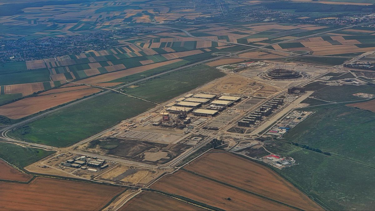 NaimLeoBesiri's tweet photo. Preleteo sam EXPO i Nacionalni stadion, da ne biste vi morali. Manje od deset meseci od otvaranja ove međunarodne izložbe, stvari iz ptičje perspektive ne izgledaju dobro. 

Gradilište jeste ogromno, ali deluje kao da ima tu još malo posla. U isto vreme, pola Beograda je raskopano, nedostaje ključni most, saobraćaj je svakodnevno u kolapsu, a građani godinama plaćaju cenu projekta koji je finansiran milijardama evra zaduženja, bez transparentnosti kakvu javnost zaslužuje. A da ćemo morati da plaćamo to je jasno, samo pogledajte poreze na imovinu i ostale namete koji svake godine vrtoglavo rastu!

Još važnije pitanje je šta ostaje Srbiji kada se EXPO završi. Hoće li ovo biti pokretač razvoja ili skup objekata kojima ćemo godinama tražiti svrhu i plaćati održavanje? 

Dok su milijarde odlazile ovde, odlagali smo ulaganja u škole, bolnice, nauku, zaštitu životne sredine, lokalnu infrastrukturu i kvalitet života ljudi. Izađite ispred kuće, pogledajte puteve, ulice, bolnice i videćete odakle je štrbnuto da se ugradi u ovaj beton u okolini Beograda na zemlji koja je prvo prodata Arapima, a onda po višestruko većoj sumi otkupljena. Država se ne razvija samo kroz beton, već kroz institucije i građane, a korupcija razvoj istovremeno gazi.

I na kraju, nijedan stadion i nijedan paviljon neće Srbiju staviti na pijedestal dok su izbori neslobodni, institucije zarobljene, a policija, tužilaštvo i deo pravosuđa služe za obračun sa neistomišljenicima umesto za zaštitu zakona. 

Ugled jedne države ne meri se kvadratima betona, već blagostanjem, stepenom slobode, vladavinom prava i poverenjem koje uživa u svetu. Bez toga, postoji opasnost da EXPO ostane simbol jedne skupe političke ambicije Aleksandra Vučića, a ne uspeha Srbije.