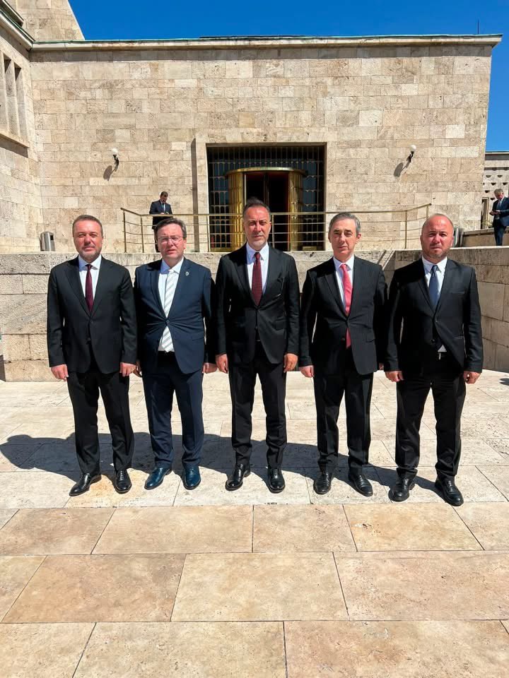 CamurMehmet123's tweet photo. Başladık..Yürüdük..Engelleri Aştık…
Onurlu yürüyüşümüze çokça katılımlar da oldu…
Giderken küçülenler de!

Liderimiz Devlet Bahçeli..BİZ’i temsil eder. Şerefimizdir. Emrinde ve izindeyiz…

İlkeli duruşumuzu bozmadan yürüyoruz..
Biz Ülkücüyüz Andımız Var…

@BBvolkanyilmaz https://t.co/YSoQ3eLE1p