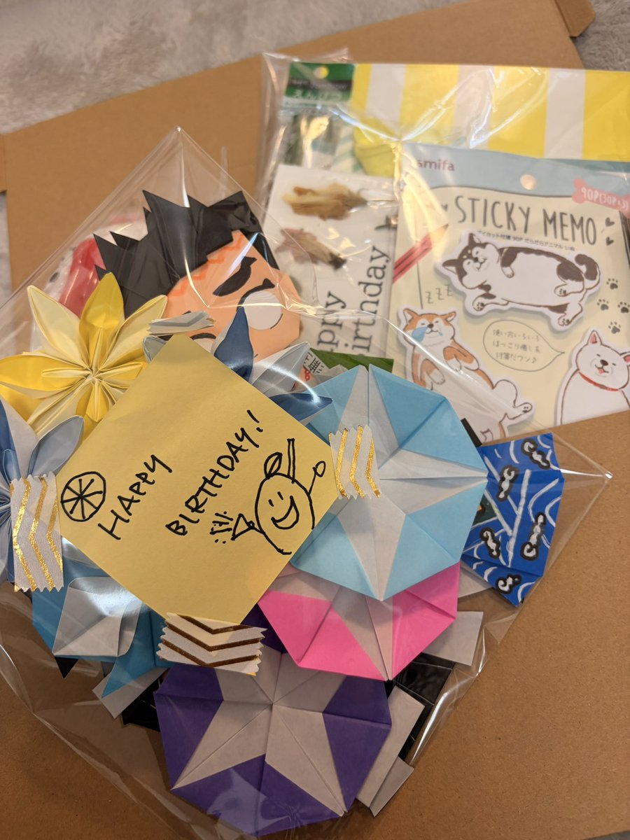 minnanolemonade's tweet photo. 🎂 みんレモおたんじょう便 🎂
７月もお届けしています🎗️

「うまれてきてくれて、ありがとう」の気持ちを込めてお届けしています。

小児がんと向き合う子どもたちと、そのきょうだいたちへ。バースデーカード、折り紙作品、選べるプチギフトを、スタッフやボランティアの想いとともにお届けします。

今年度より、年齢や好きな色や必要な配慮を含めて、スタッフが一つ一つ毎回プレゼントの中身を考えています。

お誕生日がもっと笑顔の日になりますように🍀

📩 お申し込みは弊会サイトよりどうぞ
※対象は「お誕生日月」の方に限らせていただきます。

#みんレモおたんじょう便
#小児がん患児きょうだい児支援
#プレゼントの支援ありがとうございます
#プレゼント支援募集中