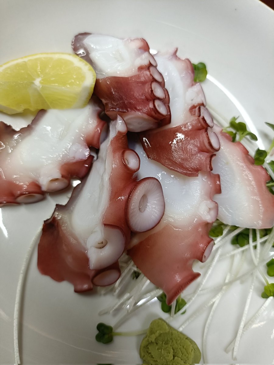 opshingo's tweet photo. 昨日は昼に梅田食道街「奴」で少し飲んだ。タコ刺身で千代むすび「こなき純米 夏酒 超辛口 無濾過原酒」→千代むすび「強力 おおにごり」🍶　　#opshingo酒場 https://t.co/4mLT42B063