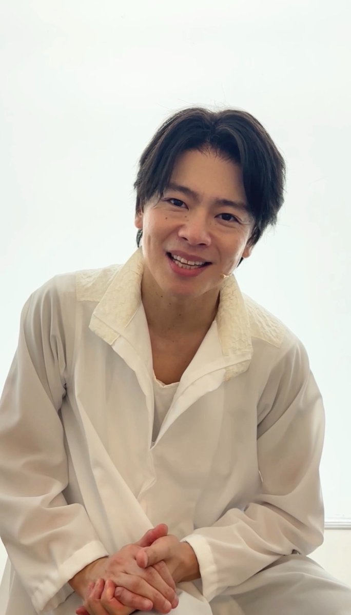 nakagawa1982aki's tweet photo. 遂に開幕しました‼︎
終演後のご挨拶ではミュージカル界のリーサル・ウェポンさんが客席にも「御尽力ください」とおっしゃるので、
思わず緊張の糸もふわっと弛みました~
ありがとうございました☺️‼︎
明日は19時開演になりますが、
KAATでお待ちしています👣🤍📖🪽
応援宜しくお願いします🙇 https://t.co/UQTiIBEiGv