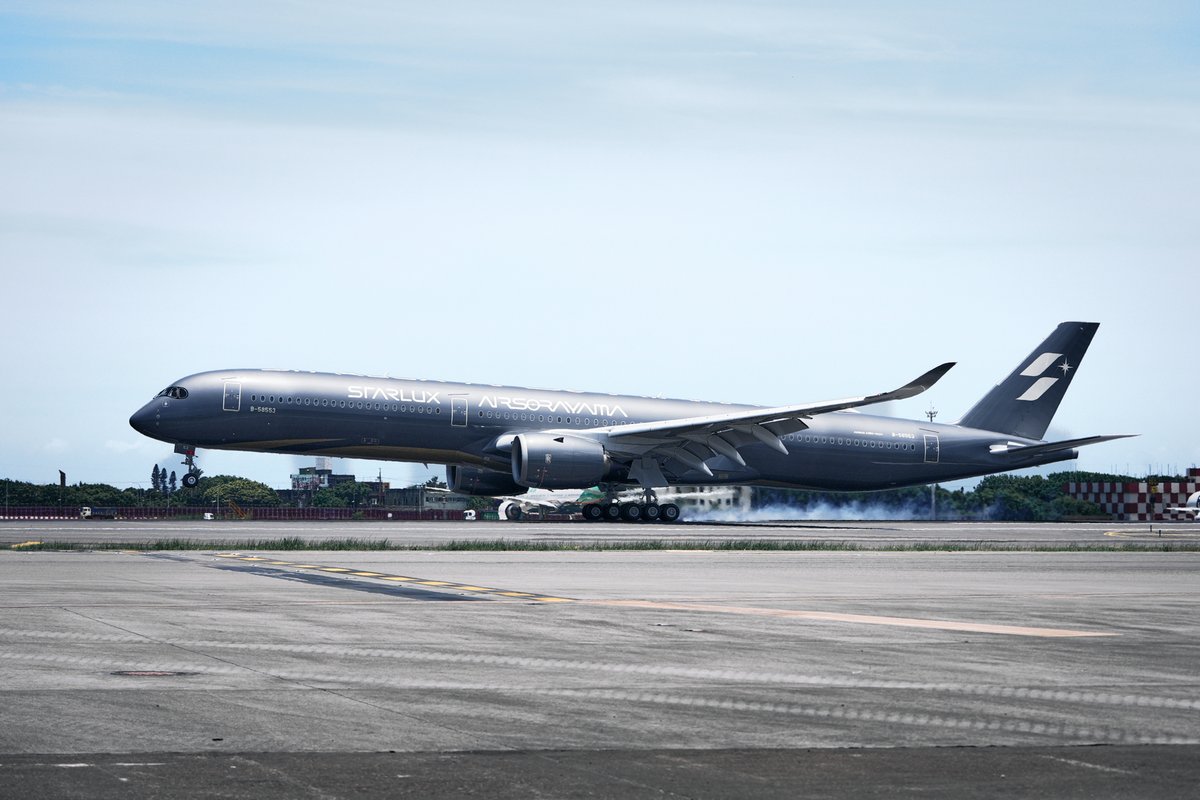 starluxjapan's tweet photo. STARLUX AIRSORAYAMA SILVER が台湾桃園国際空港に到着🛬 張会長自らの操縦で、当社3機目となる #A350_1000 B-58553を新たな故郷・台北へと導きました🩶
「STARLUX AIRSORAYAMA」は航空とアートが融合する新たな挑戦の幕開けです。今後の展開にもご期待ください🌟

#STARLUX #AIRSORAYAMA https://t.co/RzrFN15OGb