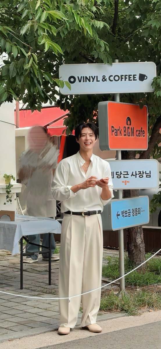 niallbogum's tweet photo. he looks so damn hot with that necklace 🔥🔥 https://t.co/sqy8UQ6myx