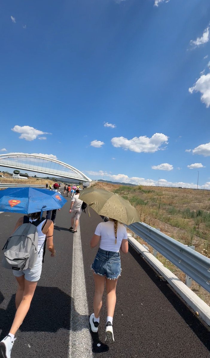 alcvraz's tweet photo. raga non scherzo a percorrere 2 km di autostrada a piedi mi pareva di essere in quei film apocalittici dove vagano tutti nel deserto nel mezzo al nulla senza vedere un cazzo all’orizzonte https://t.co/4dN7AJ5IWp