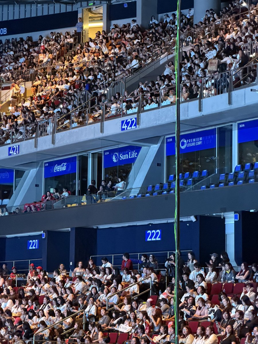 errofabriga's tweet photo. Hindi lang pala Samsung ang may green lines. Pati pala dito sa MOA Arena. Charrr #EXhOrizoninManila https://t.co/td9xjyTL4M