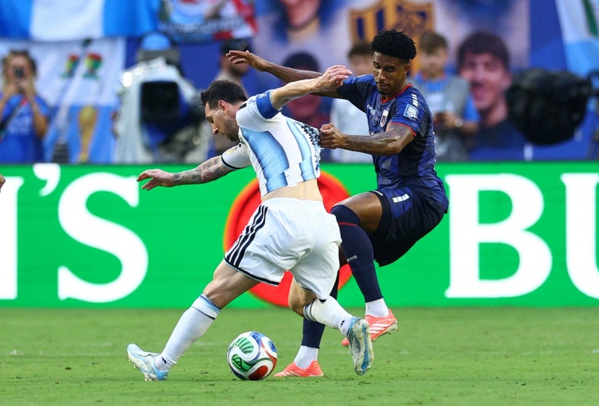 Aggeliki_S93's tweet photo. El favorito de todos contra la revelación del Mundial. Este partido promete bastante. Predicción lista en el EventX de BingX, a ver si se da la lógica o toca ver un batacazo histórico. ¿Ustedes por quién van?
#WorldCup2026 #BingXEventX #ARGvsCPV https://t.co/szxq970Nui