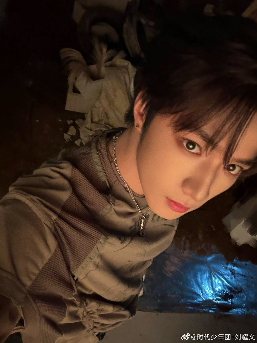 liu_yao_wen's tweet photo. 🐺260705 时代少年团-刘耀文 Weibo Update

-

我有8张帅气自拍🙋🏻‍♂️
凑9宫格发张重复的
Emmm只重复了1张 

-

 #LiuYaowenHighlights

#刘耀文 #liuyaowen #류야오원 
#时代少年团 #teensintimes https://t.co/XPciCqRdIg