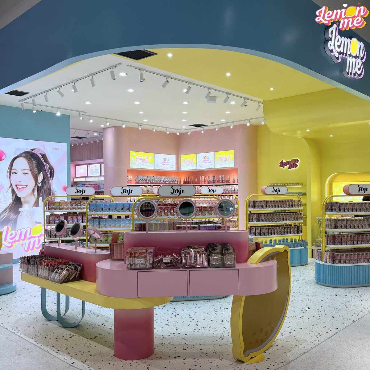 PeaPeaOfficial's tweet photo. ชมภาพบรรยากาศร้าน TOFU SKINCARE MEGAMART THAILAND
ปักหมุดแลนด์มาร์กใหม่ ย่านช้อปปิ้งเดินทางง่ายสุดๆ 

🚄 เดินทางด้วย BTS: ลงสถานี ชิดลม ทางออกที่ 6 โดยใช้ทางเชื่อม (R-Walk) เดินผ่านศูนย์การค้า Gaysorn Village และ Central World ข้ามสะพานลอยเข้าสู่ตัวห้างได้เลย ระยะทางเดินประมาณ 500-600 เมตร

📍 สถานที่: platinum pop ชั้น 1 กรุงเทพฯ
⏰ เวลา : 10:00 น. - 18:00 น.

ศูนย์รวมความงามที่จัดเต็มสกินแคร์และไอเทมบิวตี้จากหลากหลายแบรนด์ดัง มัดรวมไว้ให้คุณช้อปแบบจุใจในที่เดียว! สายบิวตี้ตัวจริงห้ามพลาดเด็ดขาด ✨

#พีพีปุญญ์ปรีดี #punpreedee 
#เลม่อนมี #LemonMe 
#TOFUSKINCAREMEGAMART #โทฟูสกินแคร์เมกะมาร์ท #แลนด์มาร์กใหม่สายช้อป #ปักหมุดร้านดัง #คชโกะ