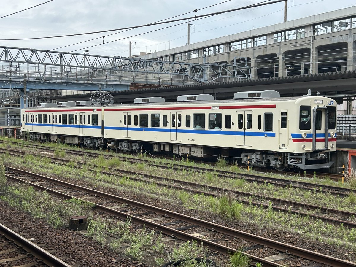 rryu5047's tweet photo. 検査明けの105系は見ようと思って中々見れて無かったが、ついに撮影できて良かった！
台車の🟡マークもゲットです！ https://t.co/FBnlZ1M9fz