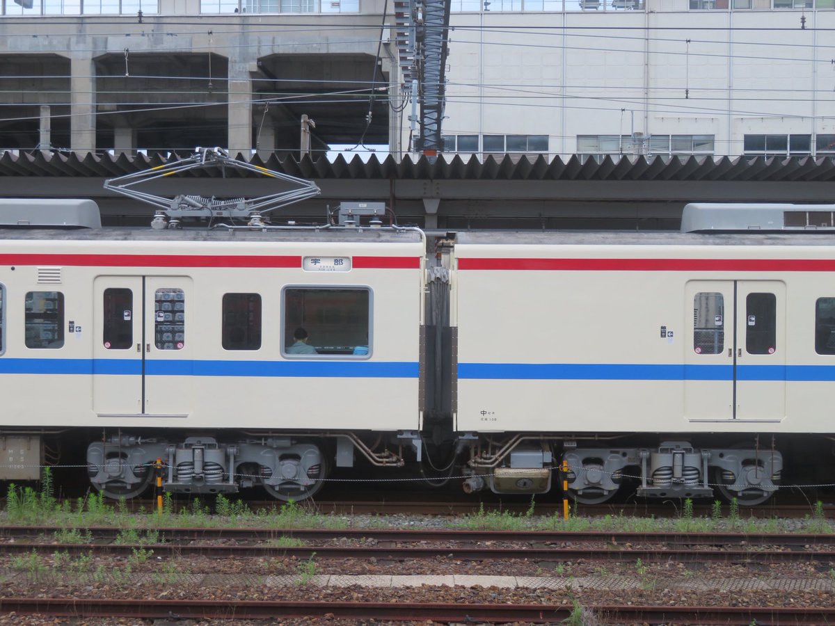 rryu5047's tweet photo. 検査明けの105系は見ようと思って中々見れて無かったが、ついに撮影できて良かった！
台車の🟡マークもゲットです！ https://t.co/FBnlZ1M9fz