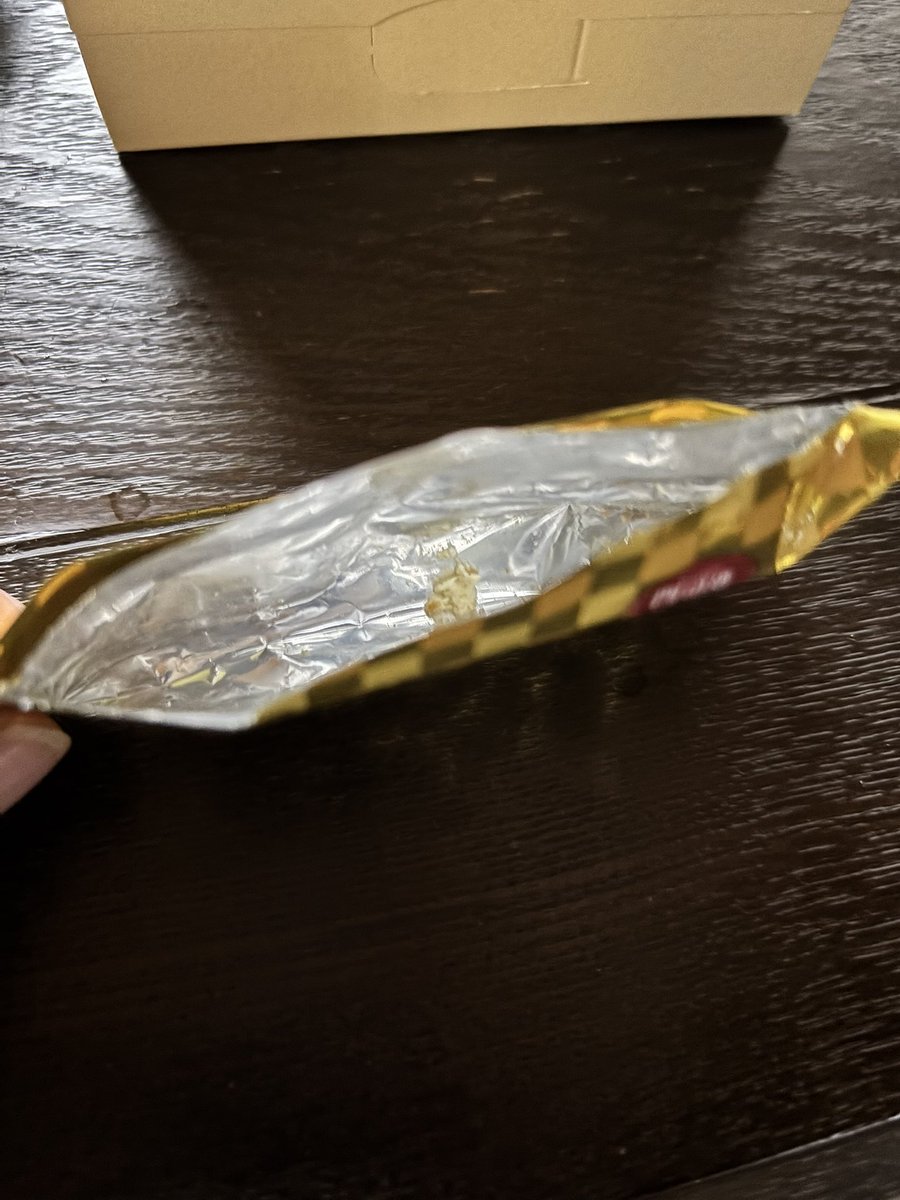 kntym443's tweet photo. ヲトモダチからいただいた門司港のお菓子。食べるの勿体無くて大事にしていたら夫に食べられた😭😭😭
#コンビニ兄弟
#門司港
#中島健人 https://t.co/DU4oW7CBW2