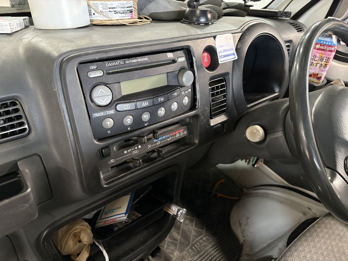 stop_wgn's tweet photo. 車屋で余しがちな純正オーディオを無理やり切ってぶち込むなどした https://t.co/uAeWvnBEMu