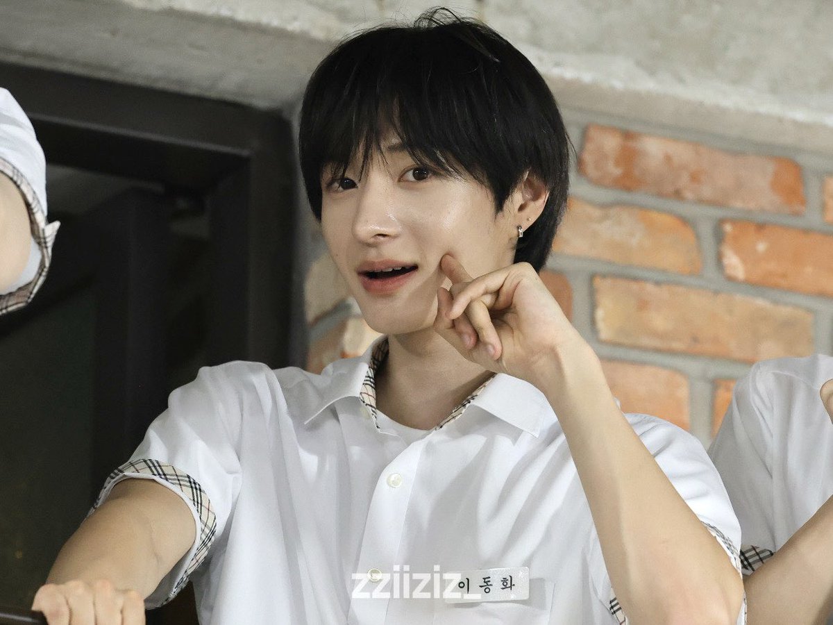 zziiziz_'s tweet photo. 260705 메이크스타

예쁘다( ¤̴̶̷̤́ ‧̫̮ ¤̴̶̷̤̀ )❤︎

#킥플립 #KickFlip #동화 #Donghwa https://t.co/Y2Fiw1SPkz