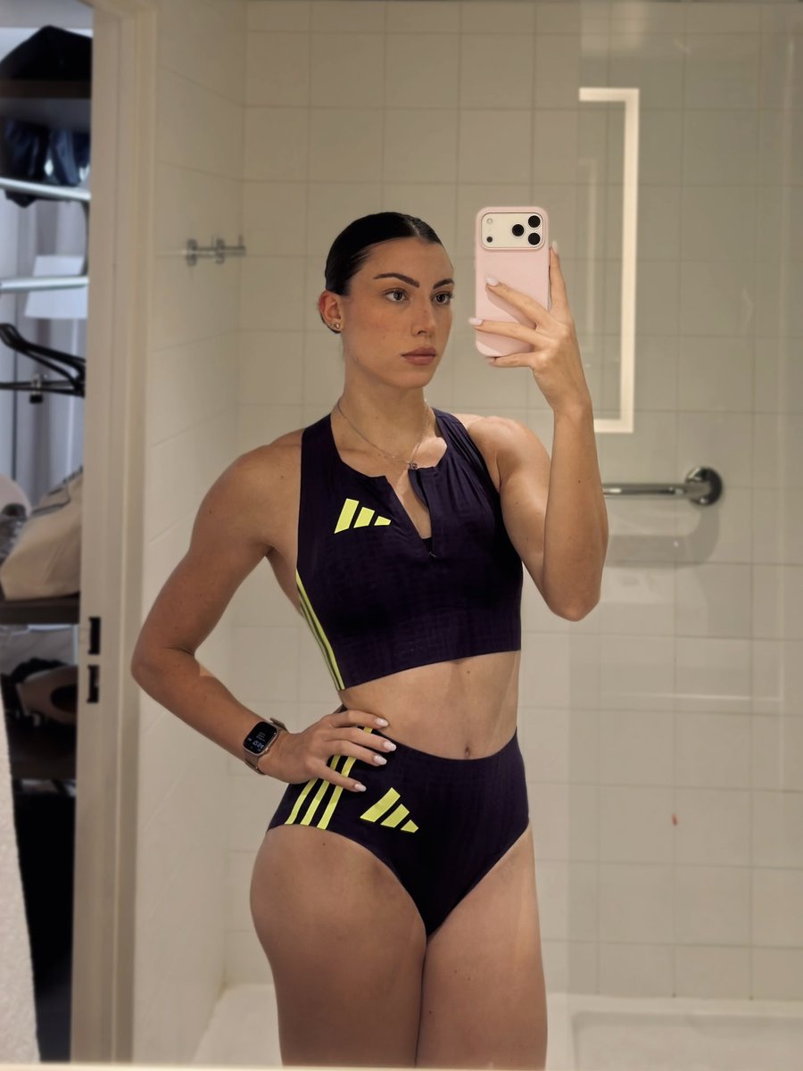 PaveseAlessia's tweet photo. New PB  100m 🥳🙏🏼 
Having fun and melting in the heat in Paris 🥵🇫🇷 #trackandfield #100m https://t.co/Hlhc8sRPah