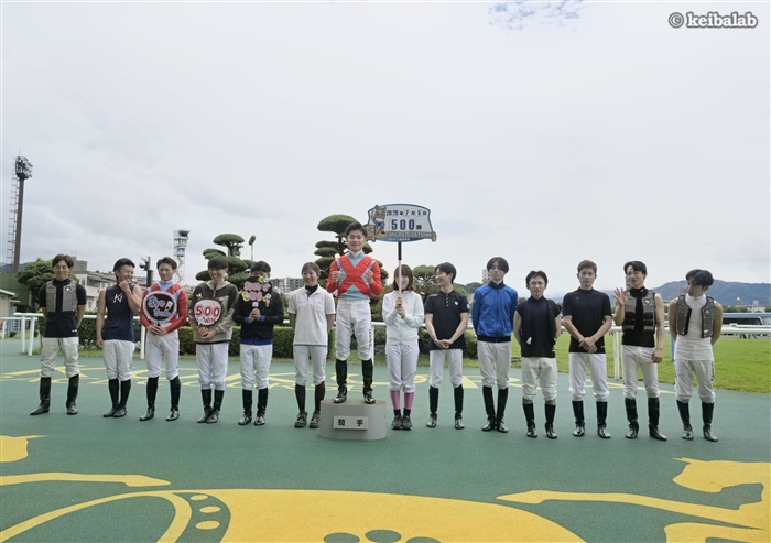 keibalab's tweet photo. 【尼から頂点へ】
本日小倉5R・2歳新馬をポルトブルーで制し、JRA通算500勝を達成した西村淳也騎手。プラカードを持ったのは"妹分"で、同じ兵庫県尼崎市出身の永島まなみ騎手でした。
#西村淳也 
https://t.co/nFJBd3Hl0q https://t.co/zKKmCjiqhx