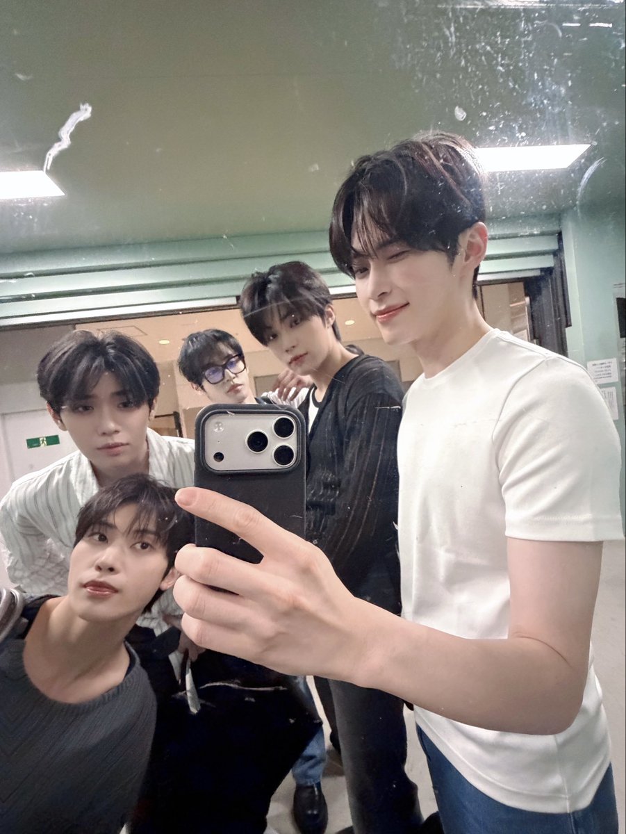 myseokryudan's tweet photo. JEBEWON OT5 MIRROR SELCA 🥹💙 https://t.co/EiQBvcIMVo