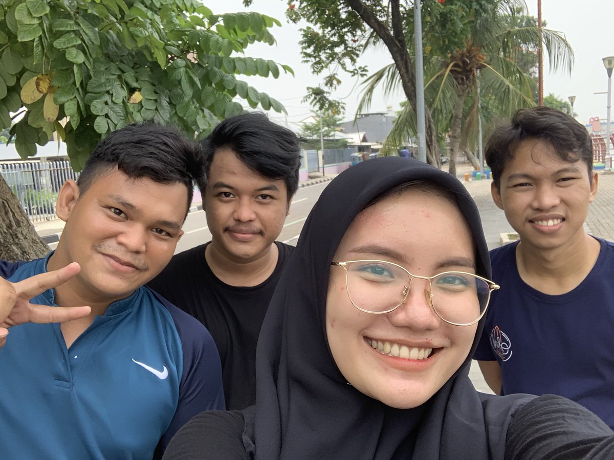 crankygvrl's tweet photo. temenan dari SMP, ini ada 2 circle & gue cewe sendiri dikedua circle ini

foto pertama itu mereka di acara nikahan gue, jadi ini adalah bukti kalo temenan lawan jenis tuh gapapaaa dan ga mesti berujung jatuh cinta😆☝🏻ada kok perasaan, tapi
perasaan SAYANGGGGGGG bukan cinta kayak ke pasangan gitu