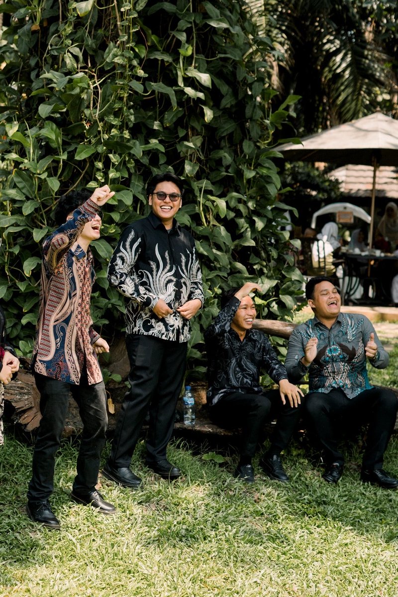 crankygvrl's tweet photo. temenan dari SMP, ini ada 2 circle & gue cewe sendiri dikedua circle ini

foto pertama itu mereka di acara nikahan gue, jadi ini adalah bukti kalo temenan lawan jenis tuh gapapaaa dan ga mesti berujung jatuh cinta😆☝🏻ada kok perasaan, tapi
perasaan SAYANGGGGGGG bukan cinta kayak ke pasangan gitu