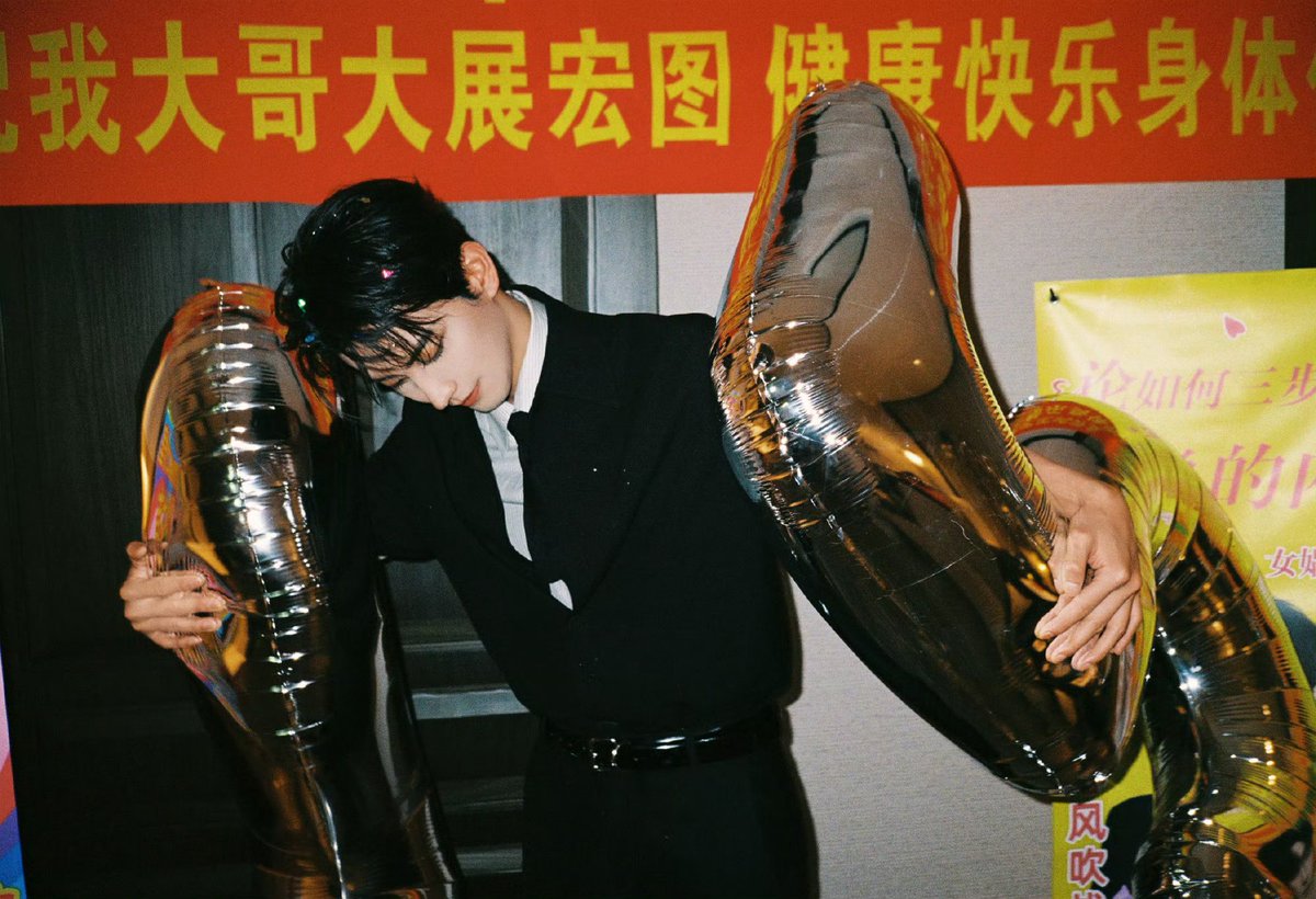 anaxxii_'s tweet photo. Chen Xinhai Studio update:

Candles, cake, and 25-year-old handsome guy @/陈鑫海Ocean all captured summer moments on film! 😎✨

#ChenXinhai #陈鑫海 https://t.co/CzDoAavY97