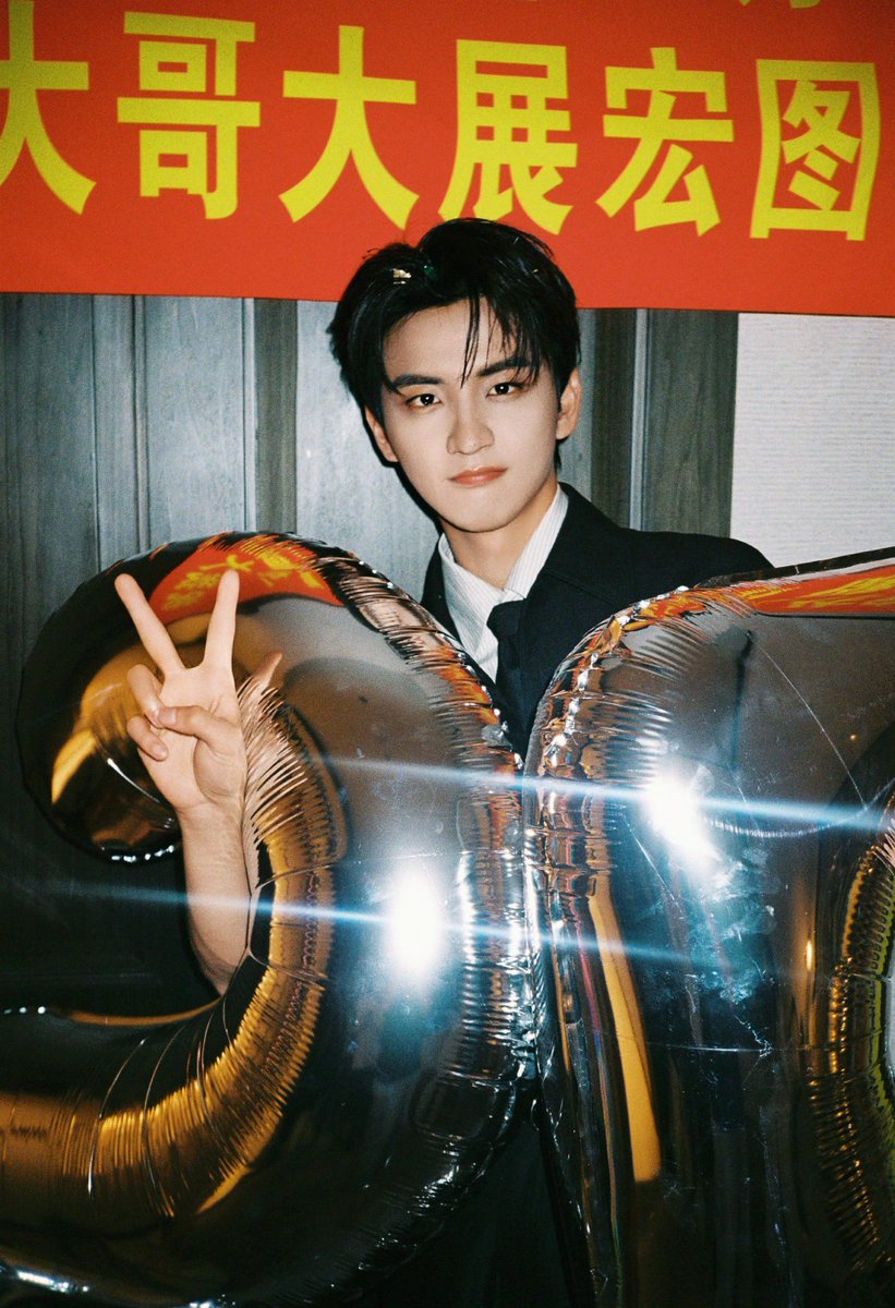 anaxxii_'s tweet photo. Chen Xinhai Studio update:

Candles, cake, and 25-year-old handsome guy @/陈鑫海Ocean all captured summer moments on film! 😎✨

#ChenXinhai #陈鑫海 https://t.co/CzDoAavY97
