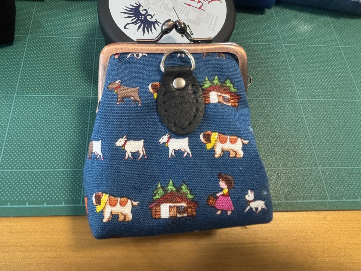 feimei0312's tweet photo. 推し活ポーチ10個完成✨️
角形7.5cm
ハイジは試作兼自分用
後ろにアタッチメント付いているので
ボールチェーンorカラナビを付けられる。
カラナビ付けたらこんな感じ〜
#C108
#15日東地区Vブロックー05a
#Toile https://t.co/iuhiWOjII7