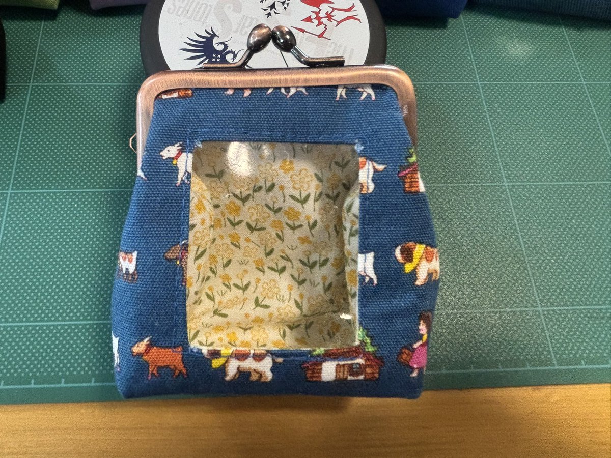 feimei0312's tweet photo. 推し活ポーチ10個完成✨️
角形7.5cm
ハイジは試作兼自分用
後ろにアタッチメント付いているので
ボールチェーンorカラナビを付けられる。
カラナビ付けたらこんな感じ〜
#C108
#15日東地区Vブロックー05a
#Toile https://t.co/iuhiWOjII7