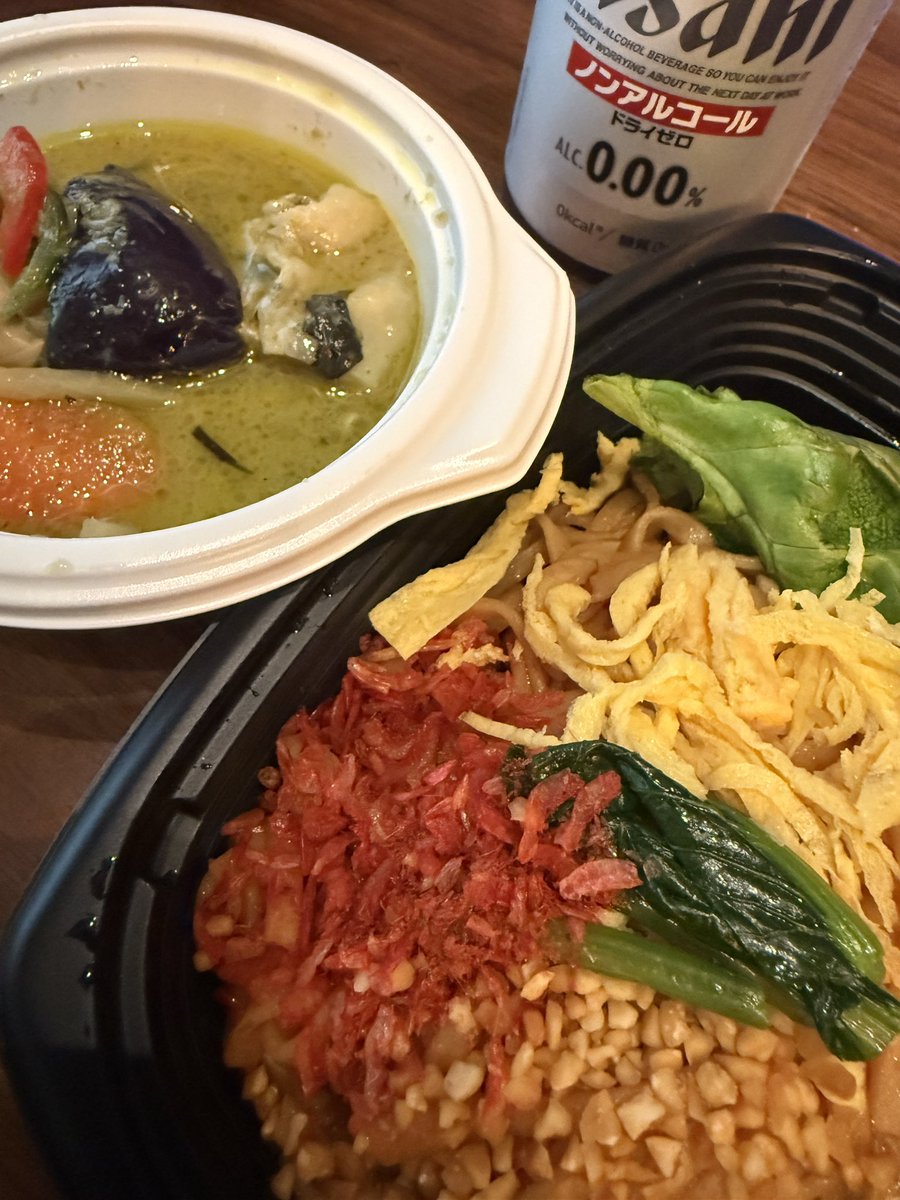 dietyaserun's tweet photo. 朝　トマトジュース、納豆、喫茶店モーニング（ハムチーズサンド）

昼　パッタイ、グリーンカレー、ノンアルビール

グリーンカレーのカロリー140で、パッタイも200ほど。
味が濃いので満足度は高い。
脂質はどうかな。 https://t.co/6HU6W4nKV5
