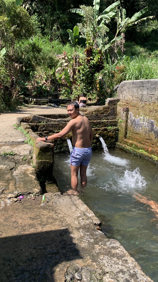 asvarasva__'s tweet photo. Melarikan diri sejanak dari panasnya kota
Ada yang suka mandi di sumber kayak gini juga? https://t.co/9vKKjDuR2m