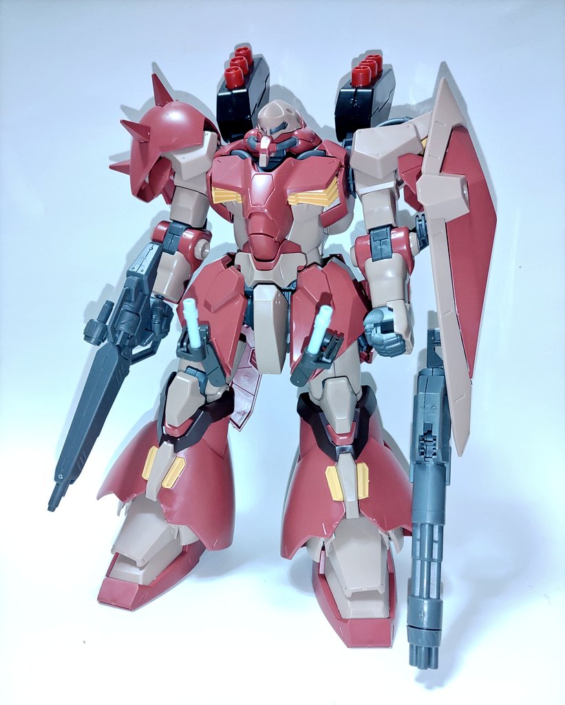 HD03568671's tweet photo. メッサーF02型を改良
サザビーと同じファンネルのコンテナ
シールドにガトリング砲
フロントスカートにビームサーベルを装備している
ニュータイプ専用機のメッサーだ
＃ガンプラ
＃プラモデル https://t.co/CKsXx8vHRc