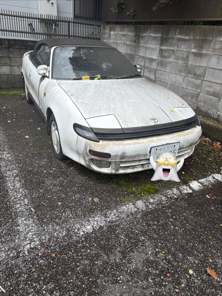 VA6PWFVoDJ70015's tweet photo. 久々に実家の裏の駐車場見たらにセリカコンバーチブルが放置されてる、学生の頃から停めてあるから二桁ナンバー付いてる💦最後の車検が2013年だから地主さんの車では無いから駐車場代だけでも156ヶ月✖️1.8万が保管料は勿体無い😅 https://t.co/FnOfaP6AJV