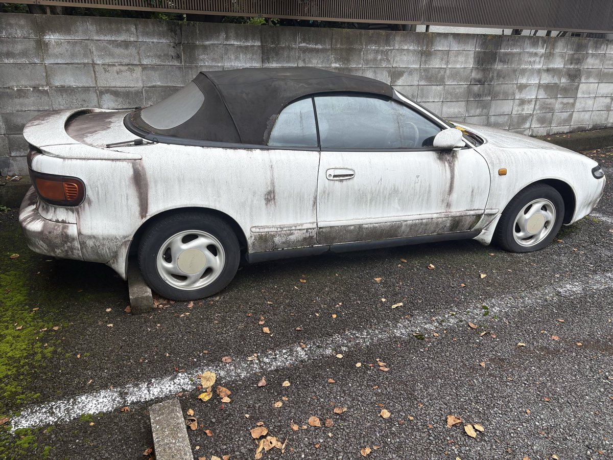 VA6PWFVoDJ70015's tweet photo. 久々に実家の裏の駐車場見たらにセリカコンバーチブルが放置されてる、学生の頃から停めてあるから二桁ナンバー付いてる💦最後の車検が2013年だから地主さんの車では無いから駐車場代だけでも156ヶ月✖️1.8万が保管料は勿体無い😅 https://t.co/FnOfaP6AJV