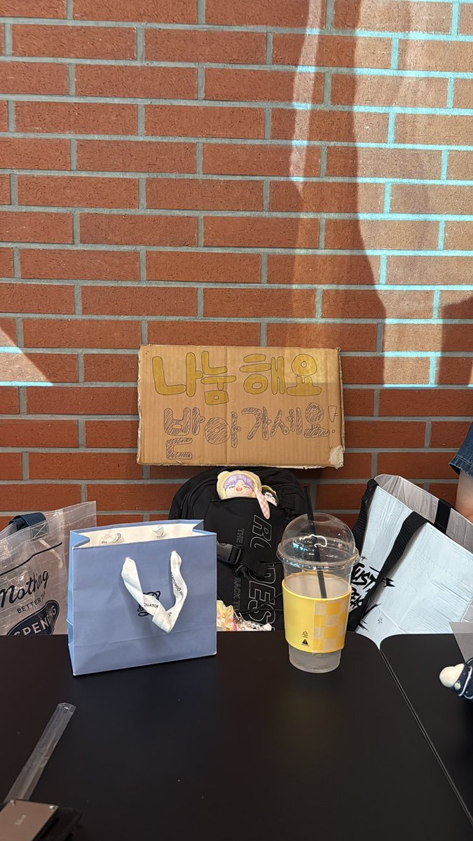 ansemffp's tweet photo. 나눔 받아가세용
빈이는 한분 재고만 있으니 빈프이신 분 선착 오시면 
증사는 빈이로 드립니다!!!

#윤산하 #YOONSANHA https://t.co/CTQQ6Ewn7y
