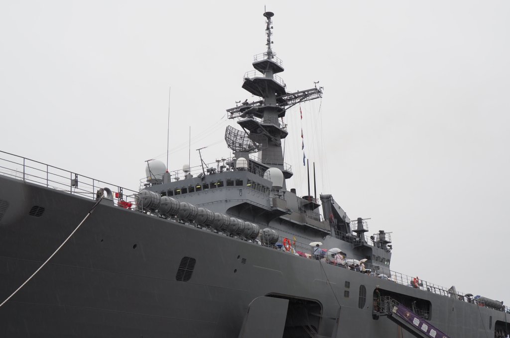 oki616's tweet photo. 雨の中、自衛隊阪神基地のサマーフェスタに行ってきました。輸送艦くにさきと輸送艦にほんばれが公開されてましたが、くにさきは長蛇の列で船内見学は断念。にほんばれだけ見てきました。 https://t.co/RTArukrKqP