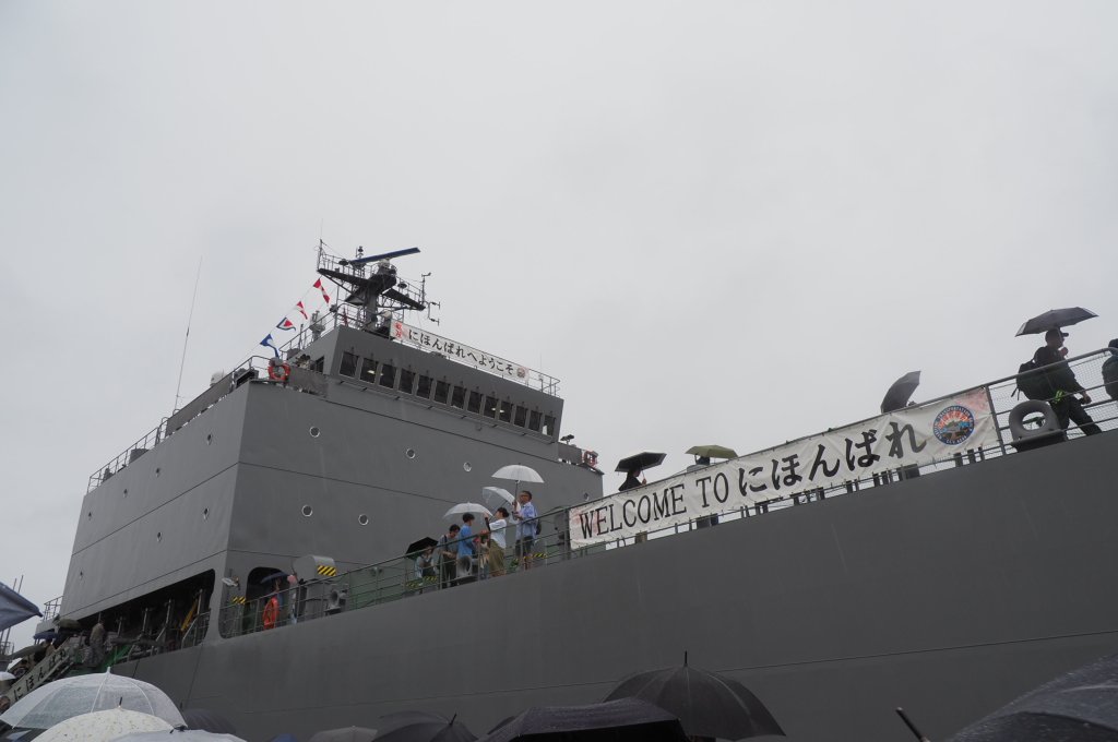 oki616's tweet photo. 雨の中、自衛隊阪神基地のサマーフェスタに行ってきました。輸送艦くにさきと輸送艦にほんばれが公開されてましたが、くにさきは長蛇の列で船内見学は断念。にほんばれだけ見てきました。 https://t.co/RTArukrKqP