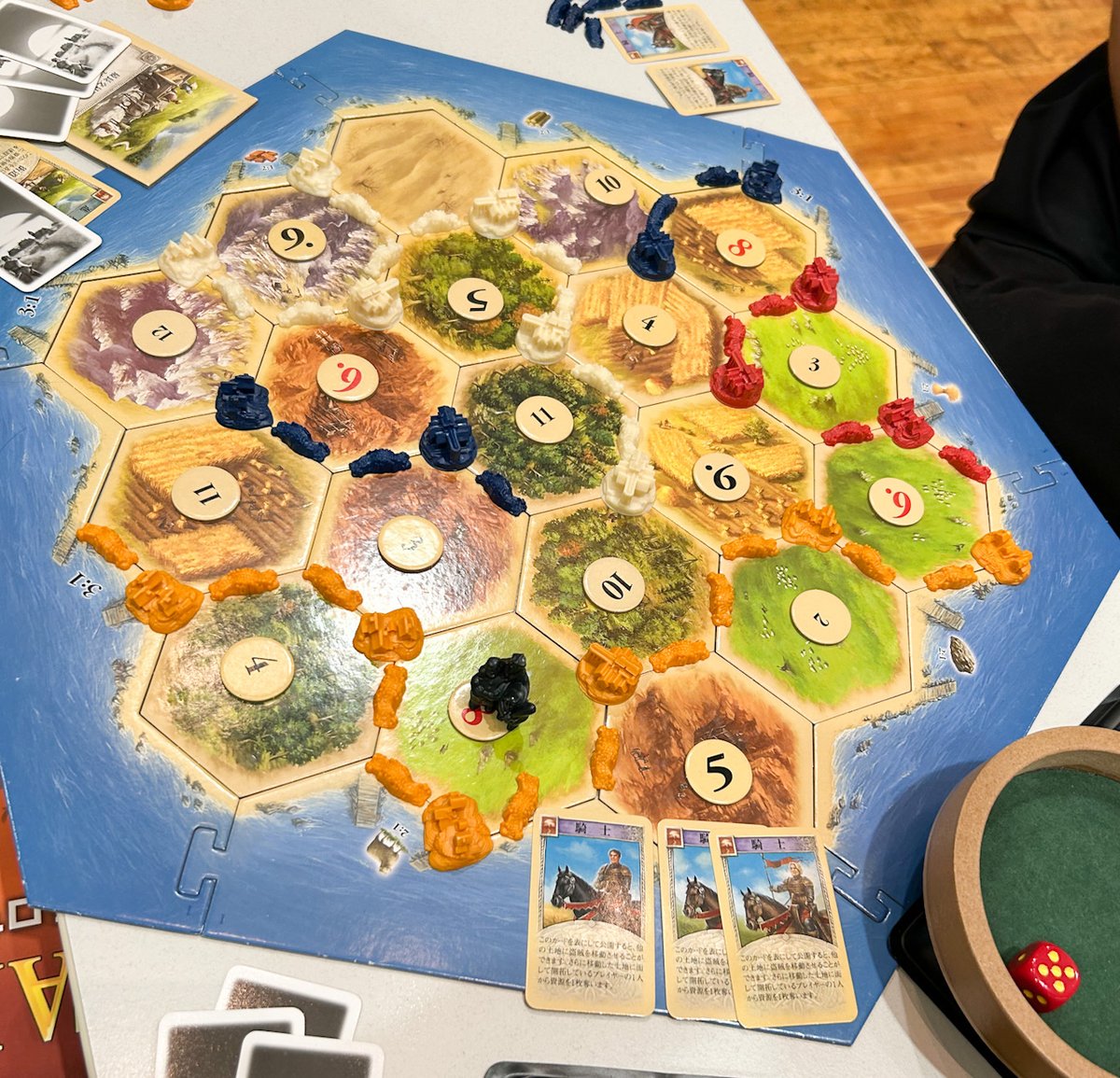 yumiya's tweet photo. 今日は長男と次男を連れて、カタン日本選手権の中四国大会に参加していますー。
わいわいさせてもらって楽しいです！！
（上位卓は凄いことになってそうですが💦） https://t.co/JtcBlAGdpv