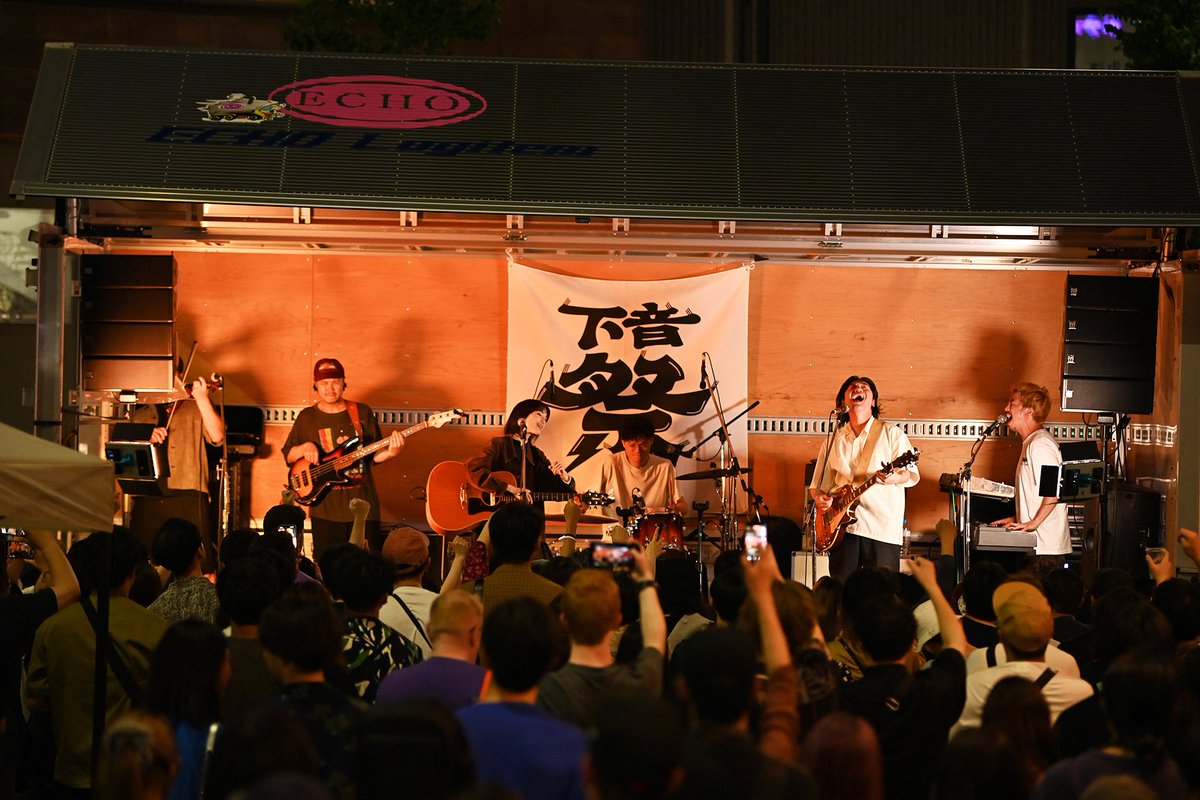 THE_LOVE_NINGEN's tweet photo. 🏘️下北沢音楽祭ありがとうございました🏘️

野外で街中で駅前で観るTHEラブ人間はいかがでしたか？
初夏の気持ちのいい夜に、たくさんの人たちが集まってくれて嬉しかった！忘れません！

２日目も楽しんで！

-set list-
1.大人と子供(初夏のテーマ)
2.これはもう青春じゃないか
3.砂男
4.太陽の光線 https://t.co/MQvNxKguUv