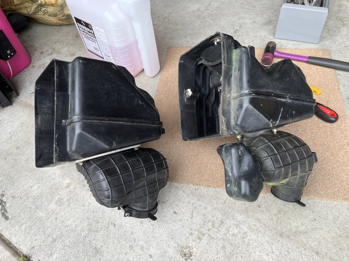 rabbit_George53's tweet photo. エアクリーナーBOXもレーサーのものに交換

各部の口径や容量が全然違う

30年前のレーサー部品なので集めるのに苦労した😑 https://t.co/5BkCmzVxvp