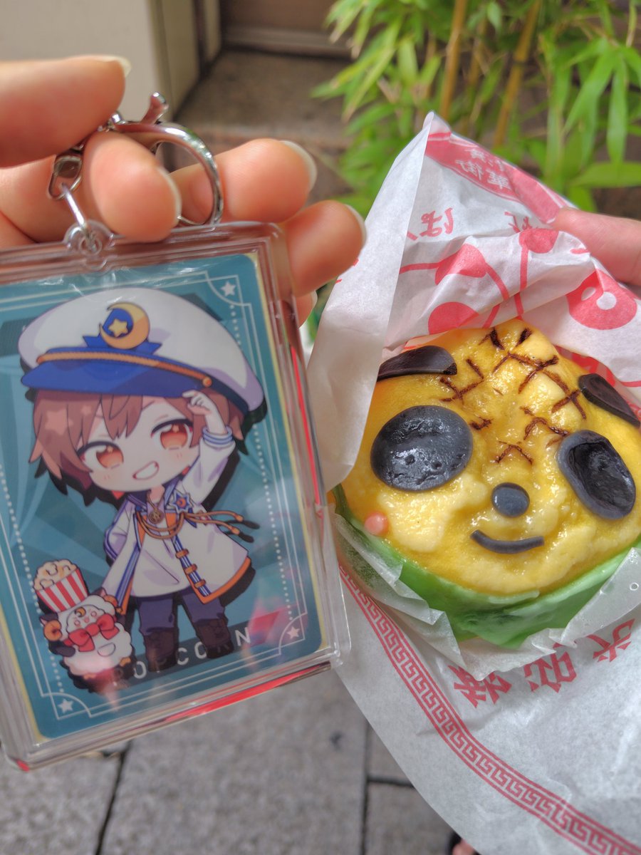 pandahero4696's tweet photo. 肉チョモライブ2日目行く前に横浜中華街でパンダまん🐼と杏仁ソフト🍦とタピオカマンゴー🧋
まんは7月限定のもろこしまん🌽ｳﾏｳﾏ〜😋
ソフトはやらかめなのか爆速で溶けていっててヤバかったꉂ🤣𐤔
10人に1人チョモラーを見かける
 #肉チョモ https://t.co/uh7ZjViVoy