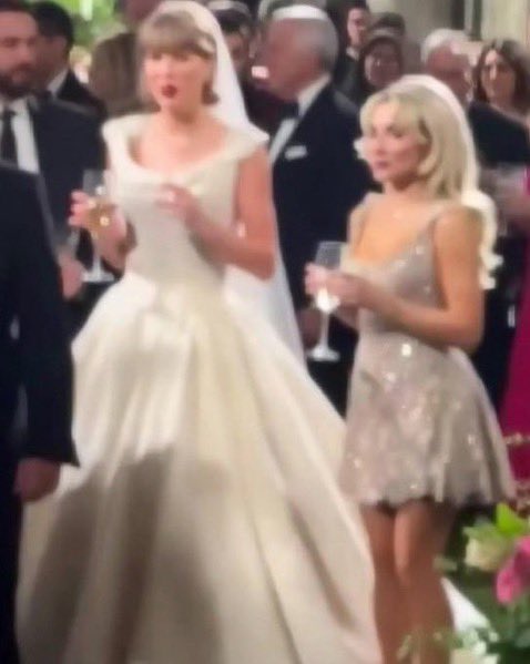 itxsline's tweet photo. o vestido da Taylor Swift belíssimo https://t.co/W9WhvyDL2Q