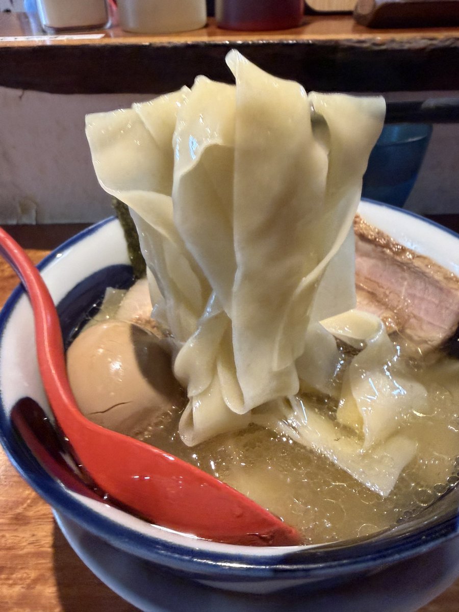 mogumogu_manpuk's tweet photo. スラーパーズ
特製塩らぁ麺
ズル麺チケット

気になってたお店￼￼￼￼￼🍜
くろくから変わって初訪💨
初なのでオススメの塩✨
以前くろく時代に限定で頂いた麺に似てる…当然か🍜
燻製厚切りチャーシュー👍ウマ🐴
ズル麺（替玉）はメインの麺より半分程の太さで⤴︎若干薄い？👍
美味しかった‼️ご馳走様‼️

ひもかわオンリーのラーメン店は初めて聞きたかも✨🍜✨
先着限定でチケットゲットでズル麺無料👍

#スラーパーズ 
#SLURPERS