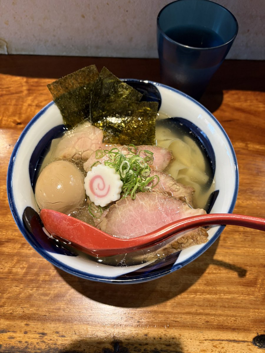 mogumogu_manpuk's tweet photo. スラーパーズ
特製塩らぁ麺
ズル麺チケット

気になってたお店￼￼￼￼￼🍜
くろくから変わって初訪💨
初なのでオススメの塩✨
以前くろく時代に限定で頂いた麺に似てる…当然か🍜
燻製厚切りチャーシュー👍ウマ🐴
ズル麺（替玉）はメインの麺より半分程の太さで⤴︎若干薄い？👍
美味しかった‼️ご馳走様‼️

ひもかわオンリーのラーメン店は初めて聞きたかも✨🍜✨
先着限定でチケットゲットでズル麺無料👍

#スラーパーズ 
#SLURPERS