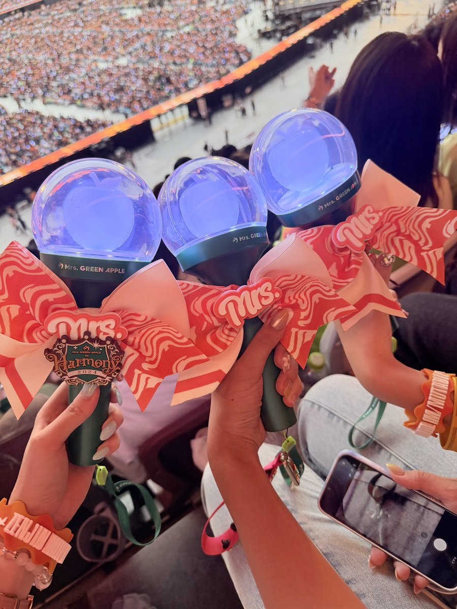 mga___jam's tweet photo. ゼンジン幸せ空間すぎた(  ´˘`  )♡
今回は単番だったけど周りの方たちが仲良くしてくださって仲良くなれたのも嬉しかった。また会えたらいいな🍏♡

(familieのとき競技場の屋根の上にいたスタッフさん？が目に入って気になって仕方なかった😂)

#ゼンジン未到とイミュータブル
#MrsꓸGREENAPPLE https://t.co/Ne72v3dhd1