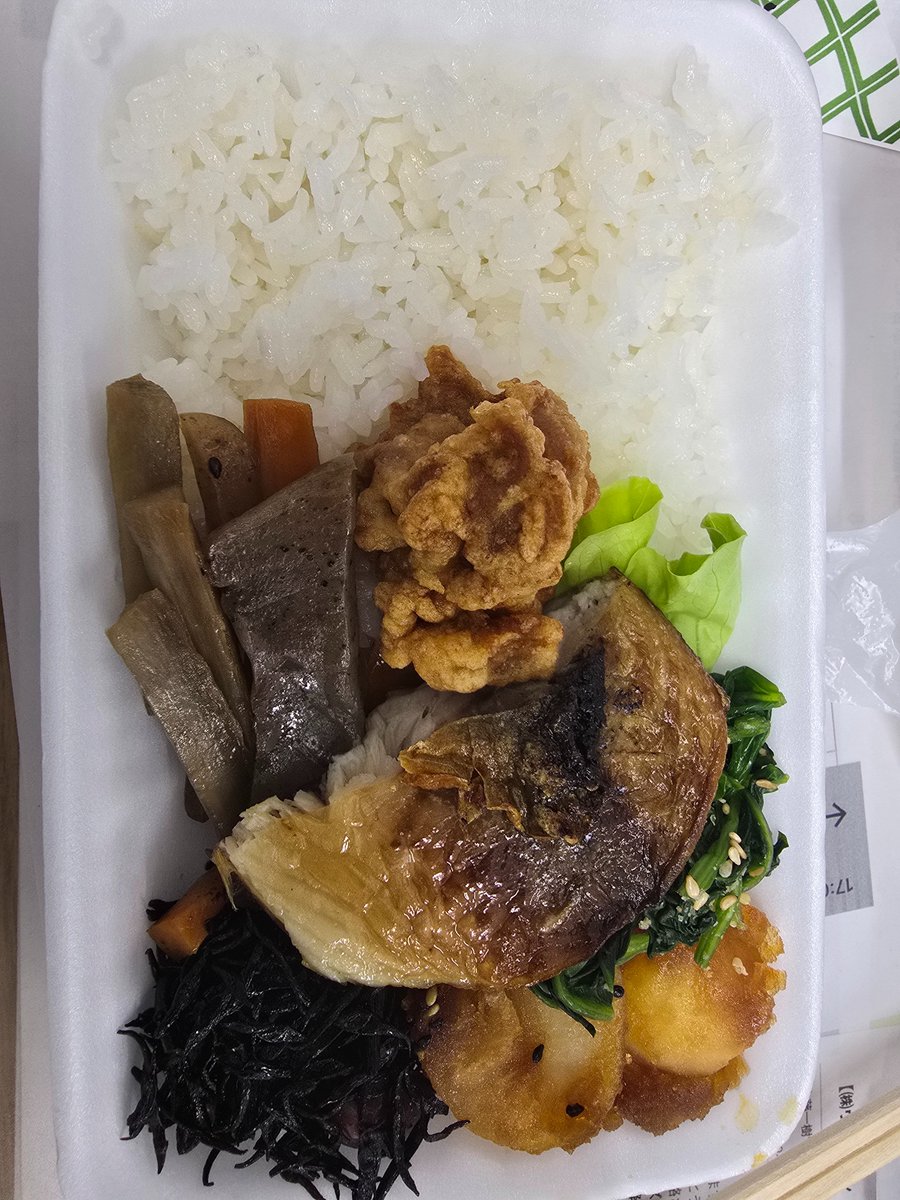 naotti's tweet photo. 本日もお仕事。
会社の近くに、お惣菜屋さんを見つけた👀
リクエストで詰めてくれるお弁当があった‼️
幸せ😭 https://t.co/gcoUCYJvjo