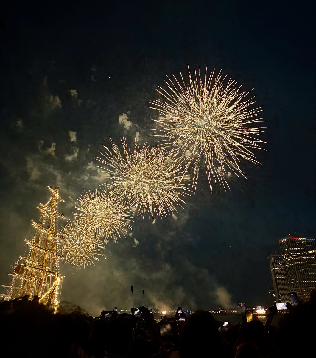 hyo_han's tweet photo. 미국 독립 250주년 기념
뉴욕 불꽃놀이 https://t.co/CXyKB17cTF