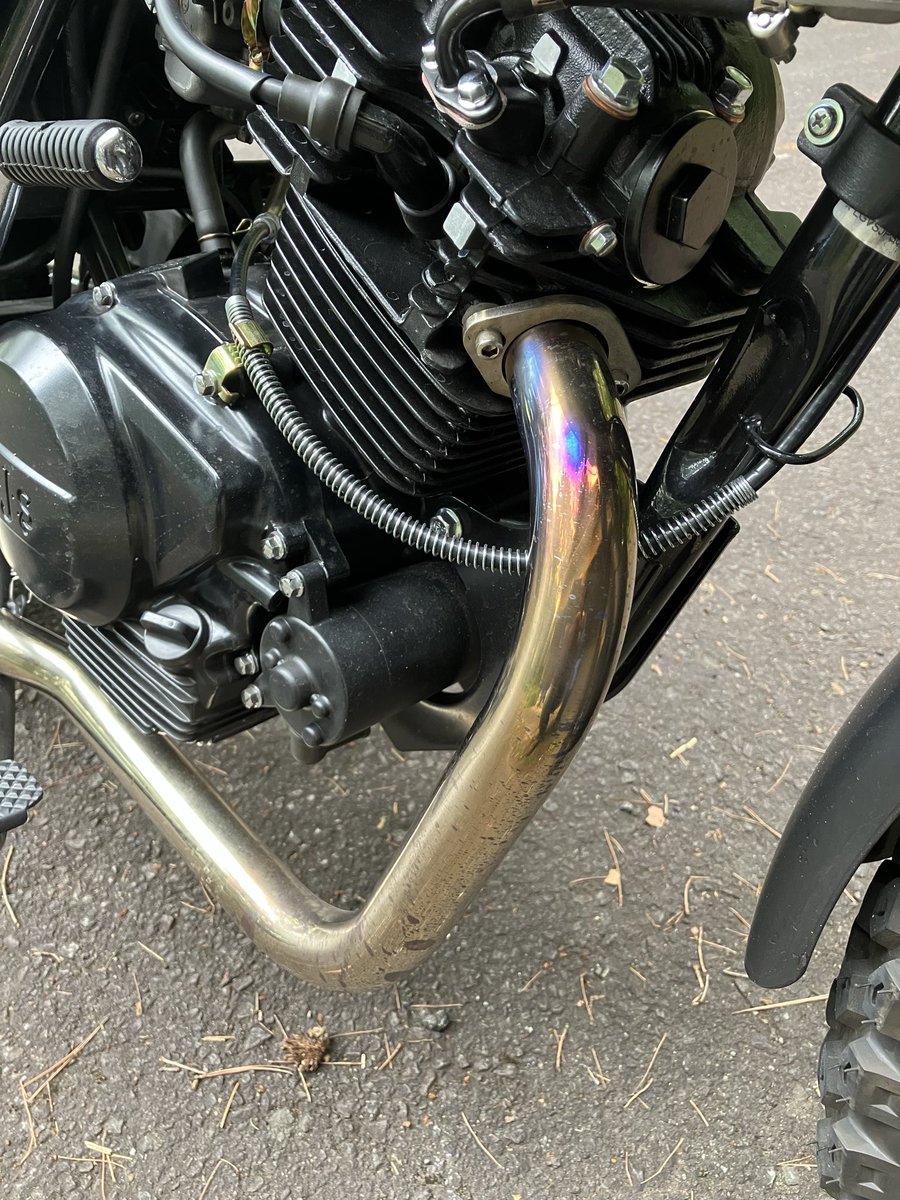 su_mou's tweet photo. バイクに付けた時計が止まっていたので、電池の型番を確認しようと表に出したら乗りたくなって、美ヶ原まで行って、ビーナスラインを白樺湖まで走ってきました。
一段とエキパイの色が凄くなってきました。

#ajs https://t.co/jiWq6nlFv6